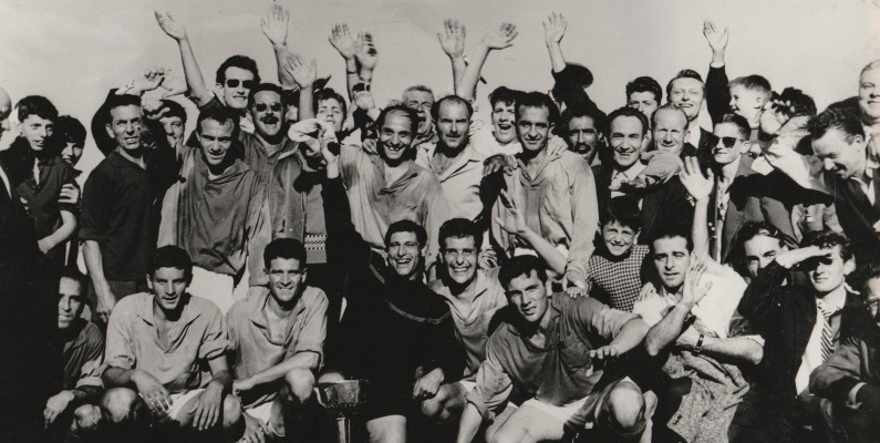 FCA 1960 Champion CFA Joueurs et supporters après le match