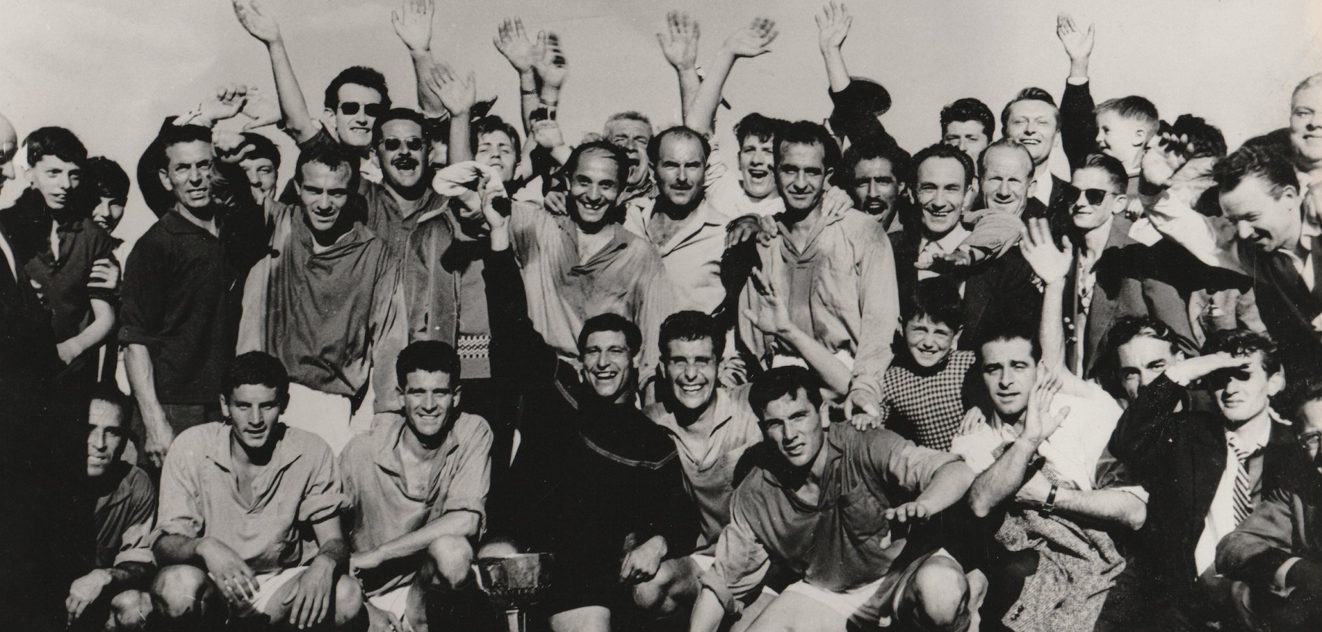 fca-1960-champion-cfa-joueurs-et-supporters-apres-le-match