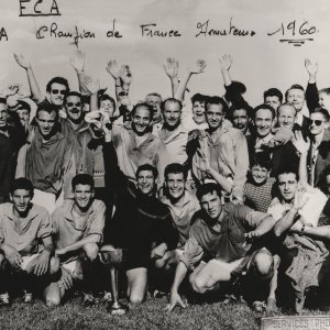 fca-1960-champion-cfa-joueurs-et-supporters-apres-le-match